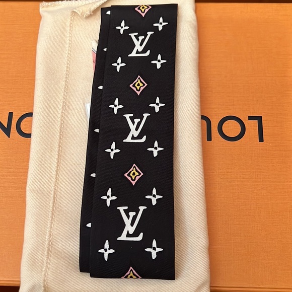 LIKE NEW LOUIS VUITTON WILD AT HEART LEOPARD BB BANDEAU -  M00415 - Picture 2 of 8